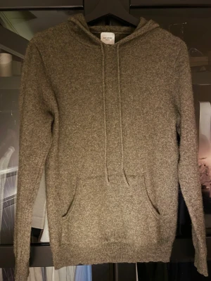 Hoodie i kashmir, John Henric - En stickad kashmirhoodie från John Henric. Grön/mossgrön/olivgrön färg. Den är storlek M. Hör gärna av dig om du har frågor!