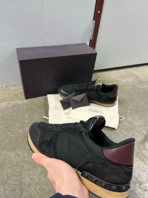 Valentino Rockrunner skor - Säljer ett Par Rockrunners skor i  Fint skick Skick: 9,5/10🧮  Inkluderat: allt og ingår!♦️  Pris: 2299kr ej hugget i sten🎗️  Storlek: 42 ♣️ passar 43 Snabbaffär = priset sänks-SERIÖSA BUD🔓