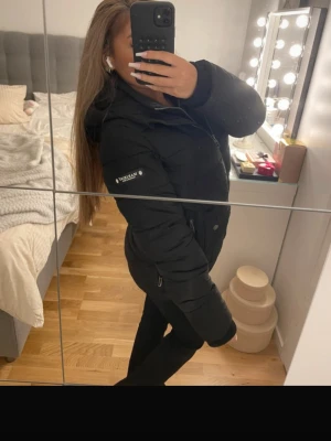 Svart pufferjacka  - Säljer en svart vadderad jacka i jättefint skick. Jackan är helt ny, endast använd 1–2 gånger, men prislappen är borttagen. Har tyvärr aldrig kommit till användning. Passar perfekt till vardags, skola, jobb eller promenader – stilren, bekväm och lätt att matcha med allt. Inga fläckar, hål eller slitage – som ny (se bilder).Storlek S men passar som xs