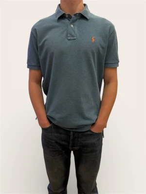 Ralph Lauren - En riktigt schysst piké från Ralph lauren! Den är i fint skick och passar perfekt till sommaren. Pikén är i storlek M. Modellen är 184 cm, hör av dig vid frågor! 