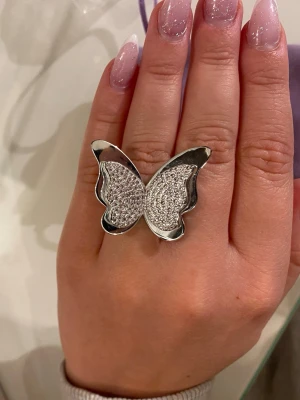 Blond Hour fjäril - Säljer en glittrig ring i form av fjärilar från Blond Hour.  