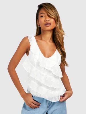 Vit volangtop från Boohoo - Säljer en superfin vit topp från Boohoo med flera lager volanger och justerbara axelband. Toppen har v-ringning. Helt oanvänd och lappen är kvar, den var för liten för mig och glömde bort att skicka tbx den!💕