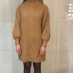 Ljusbrun Stickad kortklänning i S. Shein - •Ljusbrun Stickad klänning i S från Shein.                                                     •Se bild för både mått och skick.