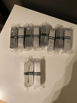 Klubbhuset grepplindor  - Säljer Världens bästa grepplindor för ett lite bättre pris. Både vit o grå har väldigt bra grepp o ser bra ut på klubban.😃  Det finns totalt 10 8 st grå 2 st vit  OBS!  140kr styck   Skickas inom 1-2 dagar🚚