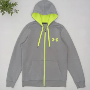 Under Armour Zip - Grå under armour zip up, storlek S men passar även M. Säljes då den var för stor. Toppen skick inga tecken på användning Hör gärna av dig med eventuella frågor!