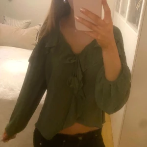 Grön blus Zara - Jättesnygg grön blus från Zara som jag inte använder så mycket längre❣️Strl M men passar mindre