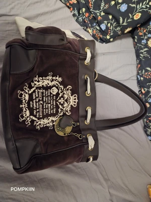 Juicy couture väska - Brun Juicy Couture väska från deras "Once upon a dream" collection 