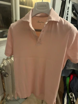 Ljusrosa pikétröja från Stenströms - Säljer en stilren ljusrosa pikétröja från Stenströms i storlek S. Tröjan har klassisk krage, korta ärmar och knappar framtill. Tillverkad i mjuk bomull som känns skön mot huden. Perfekt för dig som gillar en clean och enkel look.  Ny pris 1099kr vårt pris 199kr. Hör av dig vid funderingar ✅📩