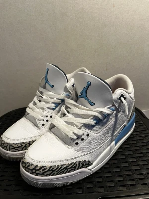 Jordan 3  - Nike Air Jordan 3 UNC sneakers i vitt och ljusblått. Inga stor defekter bara små osynliga vid sulan. Priset är ej hugget sten som skäms ej att ställa frågor 