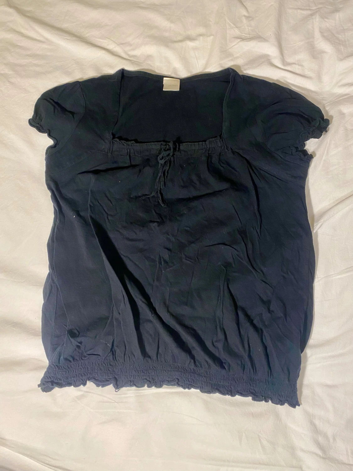 Gullig svart blus / t-shirt med puffärm - 1