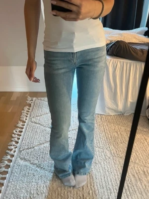 Ljusblå bootcut jeans - Super fina bootcut jeans ifrån Ginatricot! Tyvärr har de gått sönder vid gylfen men det är inget man ser, man kan lätt fixa det men jag har tyvärr inte de kunskaperna. 🩵