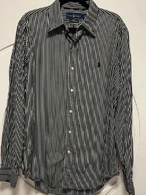 Ralph Lauren skjorta - Ralph Lauren skjorta | Skick: 10/10 | Strolek: M | Tillbehör: Endast skjorta | Nypris: +- 1599:- | Vid fler bilder eller frågor hör av er! 🎉