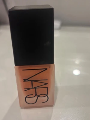 Nästan HELT NY NARS  blush  - Flytande blush från NARS i en snygg glasflaska med svart lock. Fick i present men aldrig används eftersom de inte är i min färg, testad på handen men inget mer. Pris kan diskuteras 