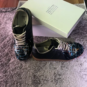 Maison Margiela gats(byte och köp) - Tja! Säljer dessa Maison Margiela GATs – size 42 🎨👟  De är Rena, ikoniska och alltid rätt. Margiela GATs som ger effortless style med high-fashion vibbar 🤍 Passar allt från clean vardagsfit till mer uppklädda looks 🔥  ✔️ Size 42 ✔️ Tidlös design ✔️ Eftertraktad modell  DM vid intresse – snabba affärer uppskattas 💥  #plick #plicksale #plickfynd #margiela #maisonmargiela #margielagats #gats #designer #designersneakers #sneakers #sneakerhead #sneakerstyle #streetwear #streetwearsverige #mode 