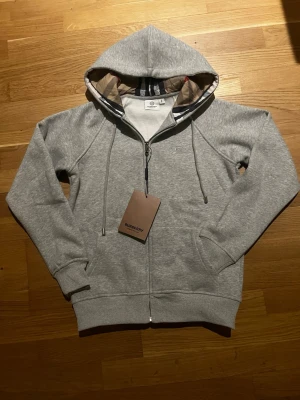 Burberry hoodie  - Helt ny skriv för frågor 