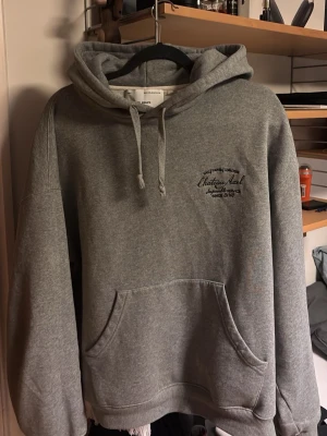 Axel arigato hoodie  - Stilren grå hoodie i storlek M, nypris 2000 kr köpt i Stockholm 