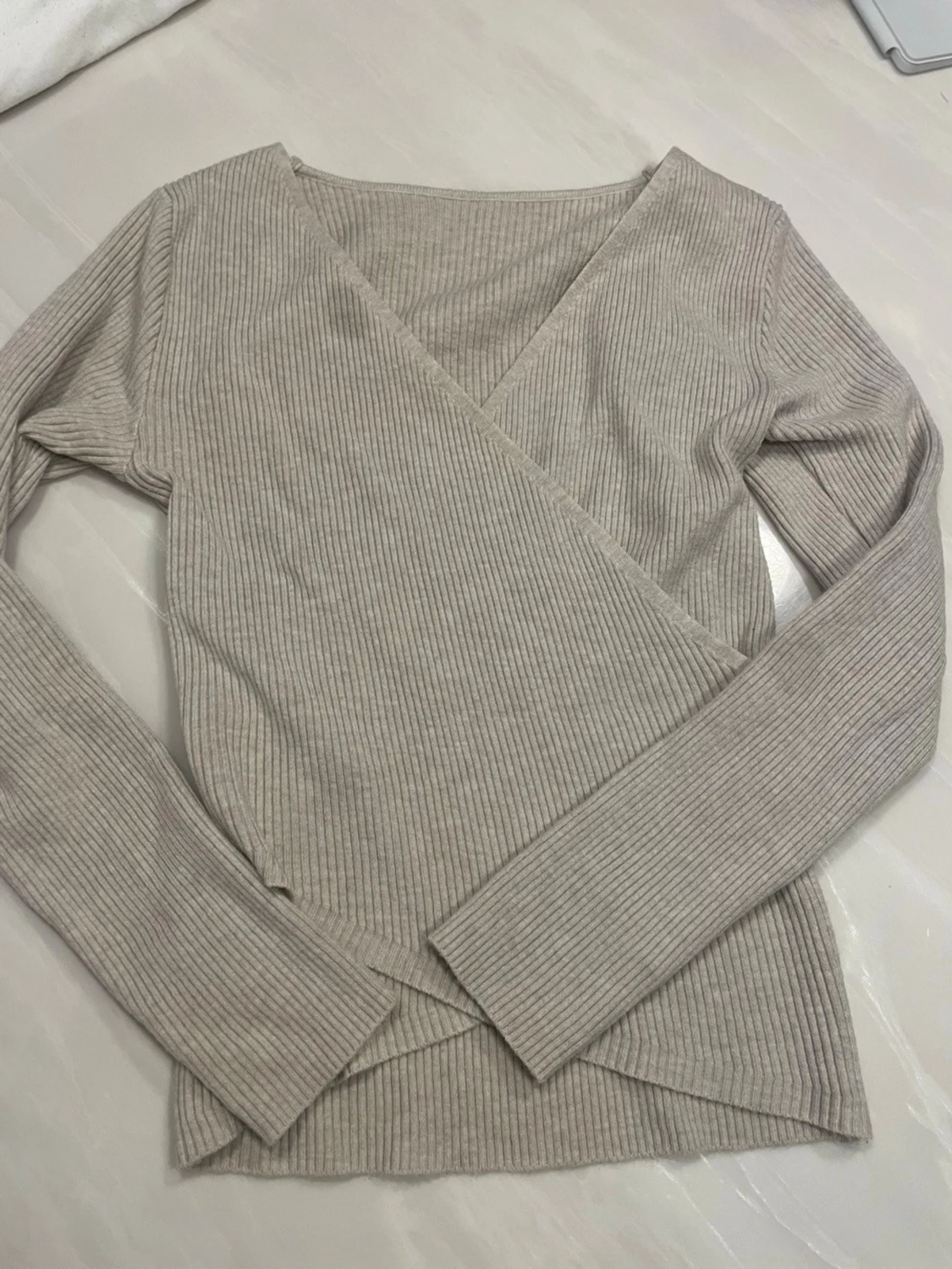 Beige ribbad omlottopp med lång ärm