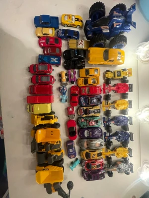 Leksaks bilar  - Bilderna visar en samling leksaksbilar i olika färger och former 