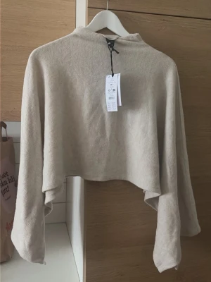 Soft cape top - Fin cape från Gina, aldrig använd! Prislappen kvar på. Strl M/L.