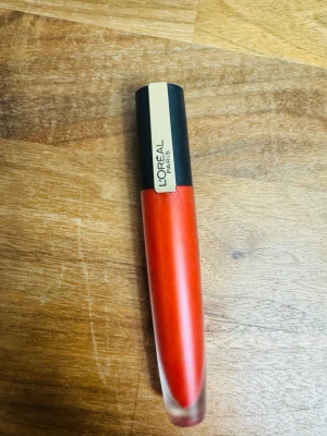 L'Oréal Paris läppstift I Am Worth It - Snyggt flytande läppstift från L'Oréal Paris i färgen 115 I Am Worth It.