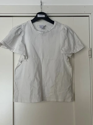 Vit t-shirt med puffärm från Vero Moda - Säljer en vit t-shirt från Aware by Vero Moda i storlek XS. T-shirten har puffiga korta ärmar och rund halsringning. Tillverkad i mjuk bomull som känns skön mot huden. Enkel och clean design som passar till allt.