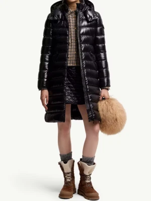 Svart lång Moka dunjacka från Moncler - I super pra skick och har bara använts några gånger. Priset kan diskuteras!