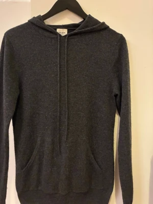 Cashmere hoodie - Säljer denna John Henric cashmere hoodie i nyskick i storlek S. Nypris 2800, hör av er för frågor. Färgen är mörkgrå/svart