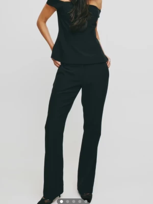 Svarta bootcut kostymbyxor från bikbok  - Säljer ett par svarta kostymbyxor från bik bok med bootcut passform. Perfekta till en snygg topp eller tröja. Materialet känns mjukt och dom sitter bra. Säljer pga att dom är för små och dom är som nya.💕💕Pris kan diskuteras!