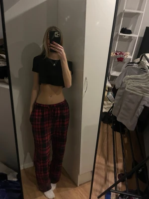 Rödrutiga byxor från Walk by Terrak - Säljer ett par mjuka och sköna byxor från Walk by Terrak i storlek S. Byxorna är röda med svart rutmönster, har resår i midjan och snörning för extra komfort, jätte sköna! 