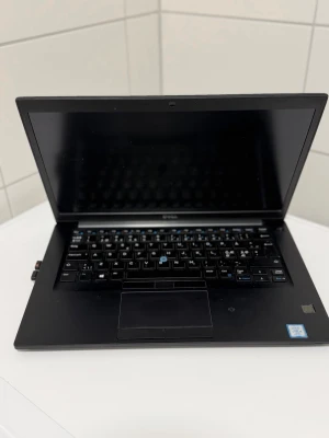 Dell Latitude 7490 - Dell Latitude 7490 med Intel Core i5 vPro 8th Gen processor. Tunn och lätt affärslaptop. HDMI-port. Skärmen och tangentbordet ser ut att vara i gott skick, mindre yttre slitage kan förekomma. Perfekt för arbete och studier. Intel Core i5 (8:e gen) 	•	RAM: 8 GB 	•	SSD: 256 GB (snabb uppstart) 	•	14” Full HD-skärm 	•	Windows 11 installerat och redo att användas pris kan diskuteras 