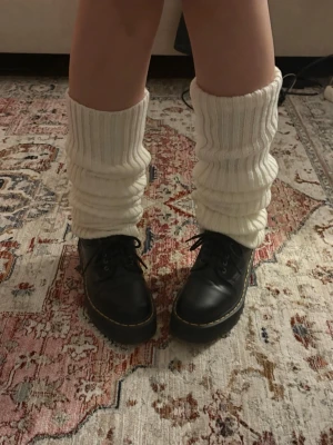Dr. Martens 8053 - Svarta Dr. Martens modell 8053. Höger sko har en liten defekt men inget som syns! Storlek 39, skulle säga sann i storlek. BENVÄRMARE går även att köpa, 100kr för dessa ☺️