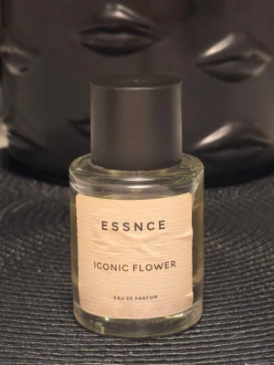 Essnce Iconic Flower EdP - Essnce ICONIC FLOWER som doftar som LEI BY BIANCA eller FLOWERBOMB från VICTOR & ROLF. En blommig och fruktig Eau de Parfym. För mängd se bild. Etiketten har varit fuktig. 