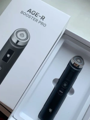 AGE-R Booster Pro sminkverktyg - AGE-R Booster Pro är ett svart och silverfärgat elektriskt sminkverktyg med digital display och två knappar (power och mode). Använd 2 ggr. Har orderbekräftelse. Perfekt för dig som gillar teknik i din sminkrutin. Levereras i originalförpackning.