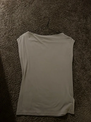 Bredaxlat linne ifrån lager 157 - Beige bredaxlat linne ifrån lager 157 i strl xs/s