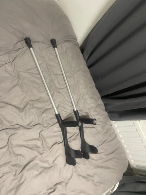 Aluminium krukor - Drive aluminium kryckor i svart och silver. Justerbara i längd för anpassning efter användarens behov. Utrustade med handtag och gummifötter för stabilitet och komfort vid gång. Pris går och diskuteras!