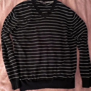 Långärmad randig tröja  - En långärmad cardigan som är perfekt för mörka höstdagar. Har en smått v-ringad krage!. Säljer då jag inte använder den längre🥰