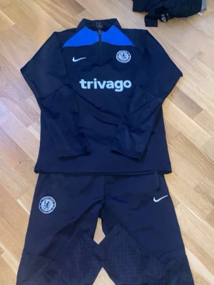 Nike Chelsea 2025 Tracksuit  - Ett träningsset från Nike och Chelsea FC. Den är i extremt bra kvalite och skick. Vid frågor skriv bara till mig 😊. Mvh