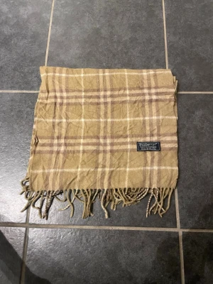 Burberry halsduk ”Kashmir” - Burberry halsduk | 100% kashmir | färg: beige | nypris ca 4000kr | skicka 8/10 | skriv vid frågor | MD closet 