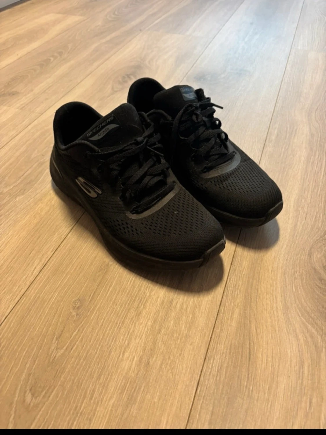 Svarta Skechers sneakers strl 39