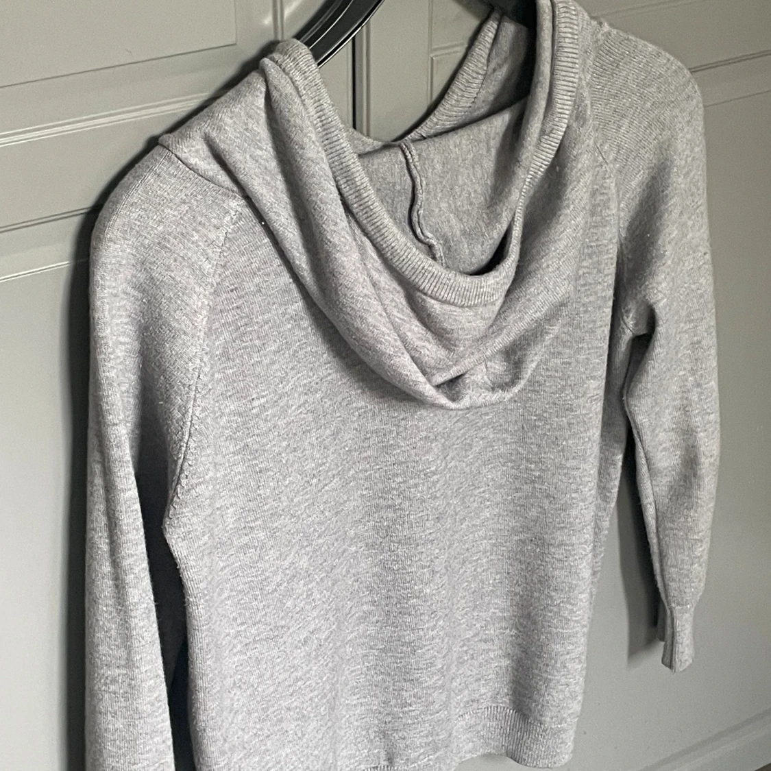 Grå stickad hoodie med huva - 1