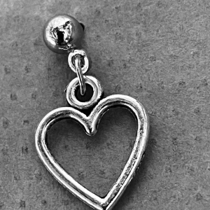 By prisförslag- 1 st Silverfärgat örhänge med hjärta - Snyggt örhänge i silverfärg med en öppen hjärtformad berlock som hänger från en rund kula. Perfekt för dig som gillar stilrena och romantiska detaljer. Materialet är metall med blank finish och designen är enkel men ändå charmig.