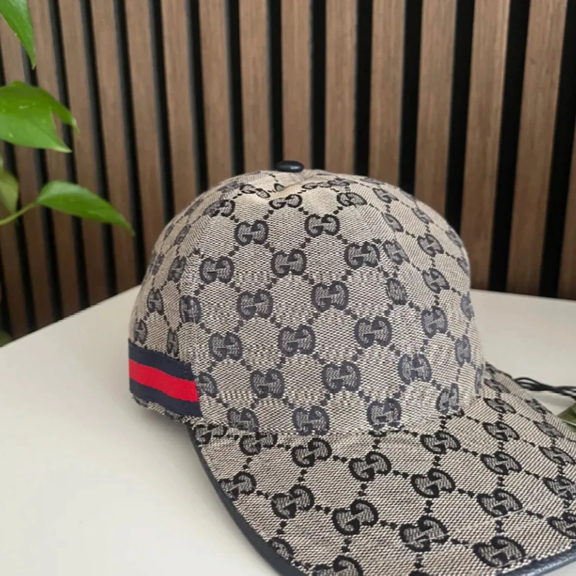 Gucci keps med GG-mönster och röd-blå detalj - 3