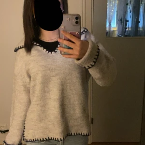 Ljusgrå stickad tröja med mörkblå kant - Jätte fin går stickad tröja, använd några gånger men säljer då den tyvärr är förstor och inte längre kommer till användning 