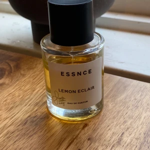 ESSNCE Lemon Eclair Parfym - Ca 2/3 kvar i flaskan. Doftar fantastiskt gott men då jag hittat nya favoriter så väljer jag att låta någon annan använda resten då jag vet att denna är väldigt hög efterfrågan på då den tyvärr inte går att köpa längre 