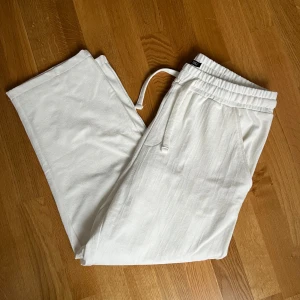 Linnebyxor / finbyxor  - Linnebyxor / ”fina mjukisbyxor” från lager157, använd 1 gång så i superfint skick! Jag har sytt upp dom själv med symaskin så dom passar mig som är ca 163cm, men passar nog lite kortare/längre också! 