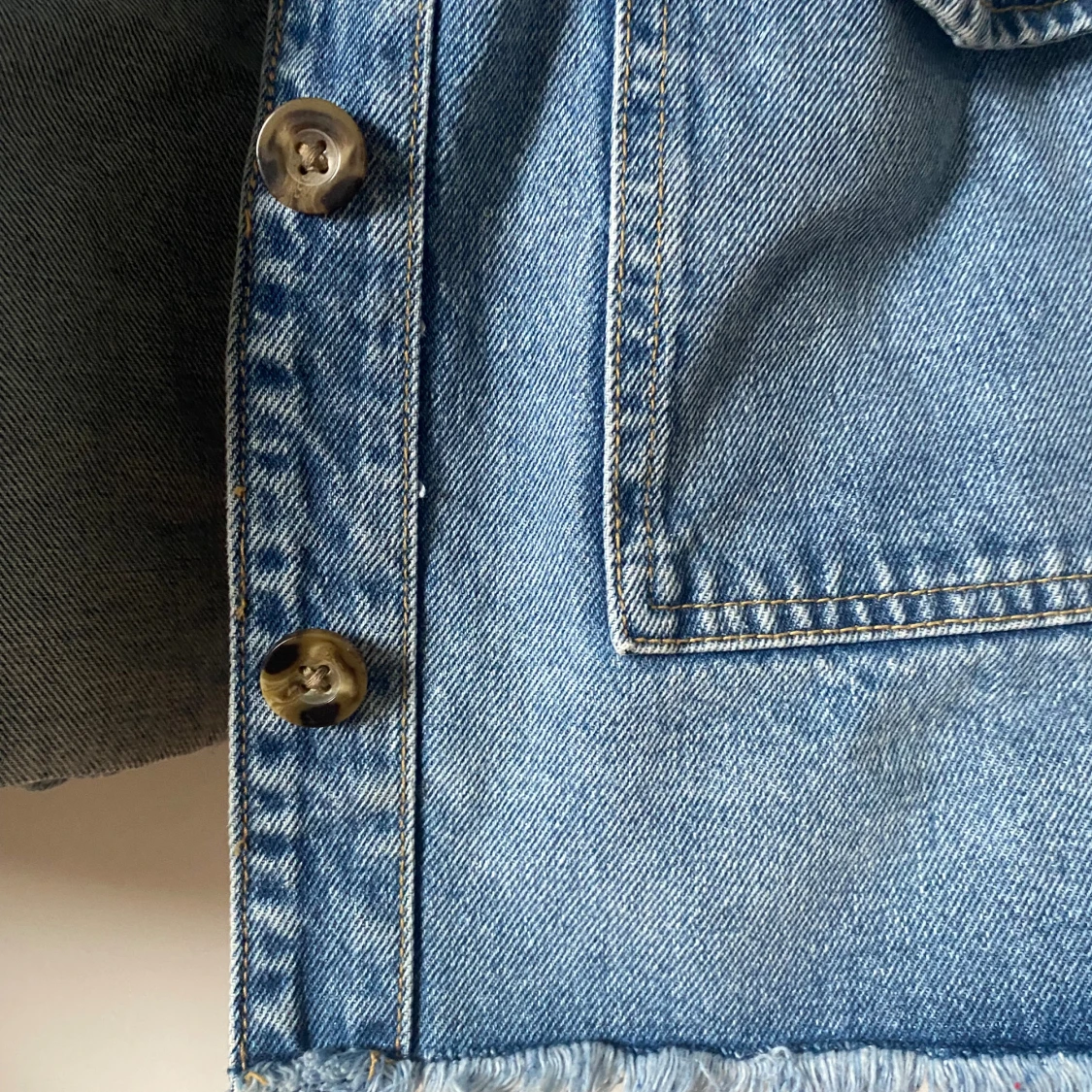 Blå croppad jeansjacka från Lindex - 2