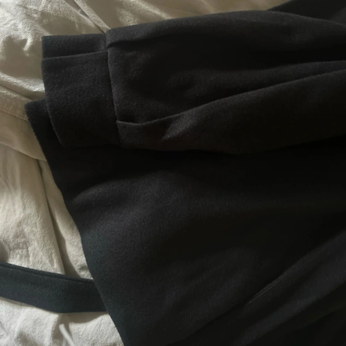 Svart kappa med bälte och knappar - 1