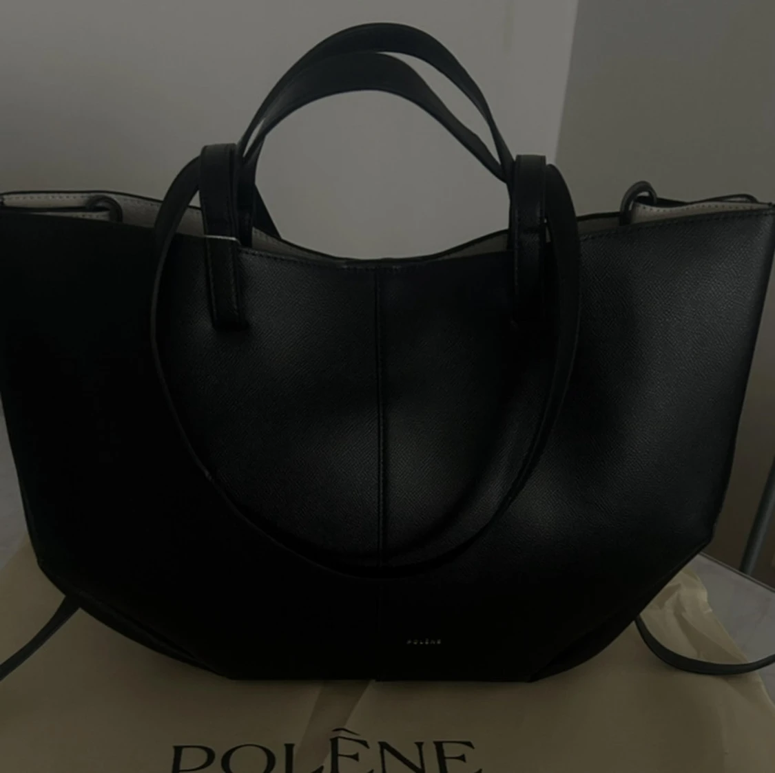 Svart handväska från Polène