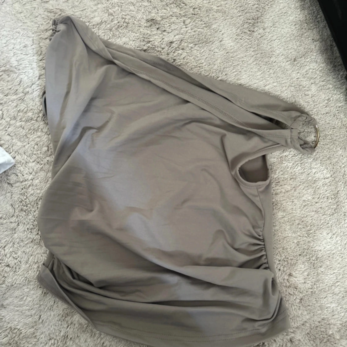 Beige off shoulder topp med ringdetalj