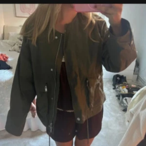 Grön jacka - Superfin! Köpt på vinted. Knut i snöret men går säkert att knyta upp men har ej testat 